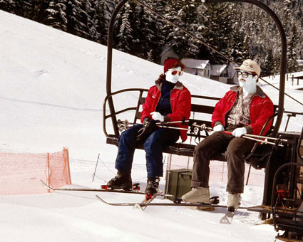 Zwei Personen auf dem Skilift