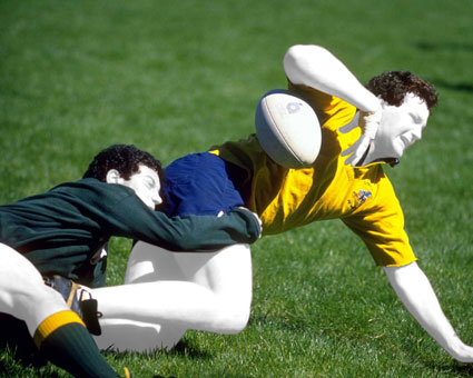 Zwei Rugbyspieler buhlen um den Ball