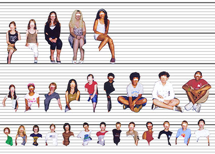 Klassenfotos Klasse 6b (ausgeschnittenene Personen eines Gruppenbildes neu angeordnet vor Linienhintergrund)